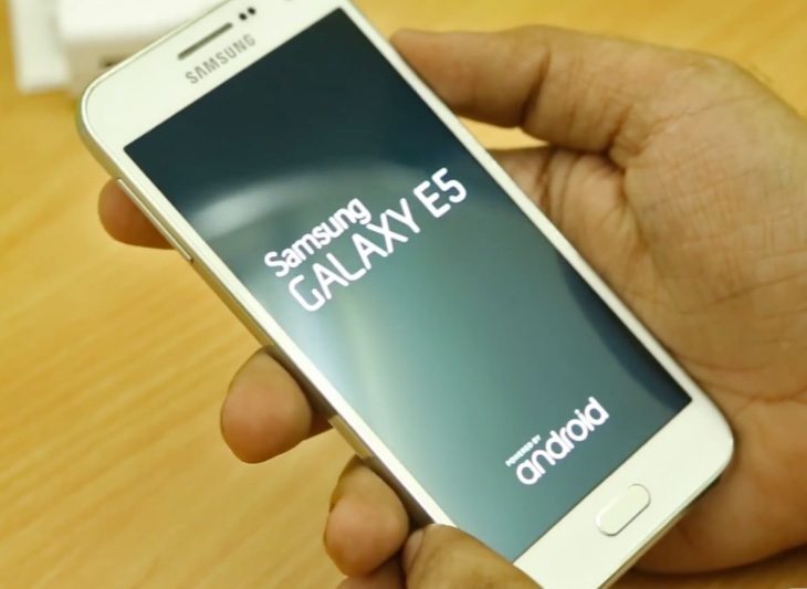 http://www.phonesreview.co.uk/wp-content/phoneimages/Samsung-Galaxy-E7-E5-unboxing-b.jpg