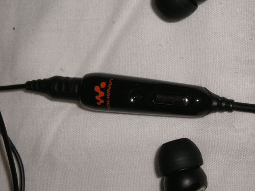 Sony Ericsson W660i headphones 1