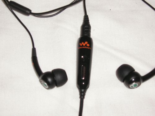 Sony Ericsson W660i headphones 2