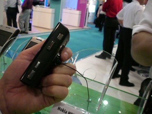 Nokia N95 8GB side view 1