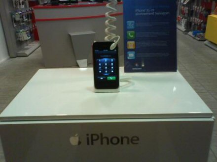 apple iphone 3g seen on display in store pic 1