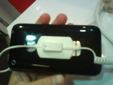 apple iphone 3g seen on display in store pic 3