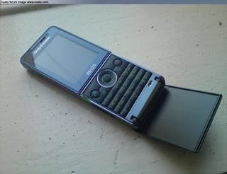 Sony Ericsson Twiggy gets pictured