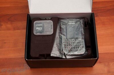 Unboxing the Verizon BlackBerry Tour 9630, very nice