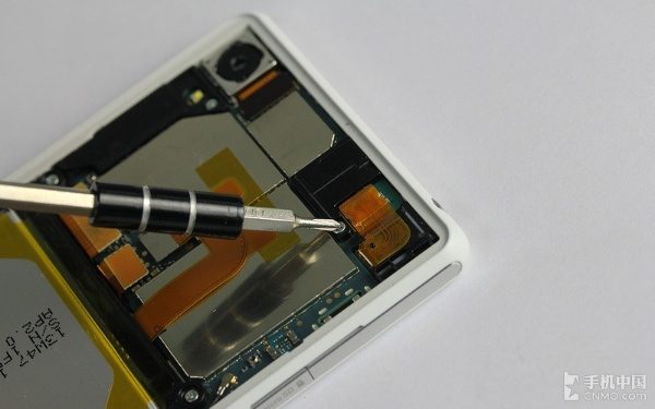 Sony Xperia Z2 gets torn apart 3